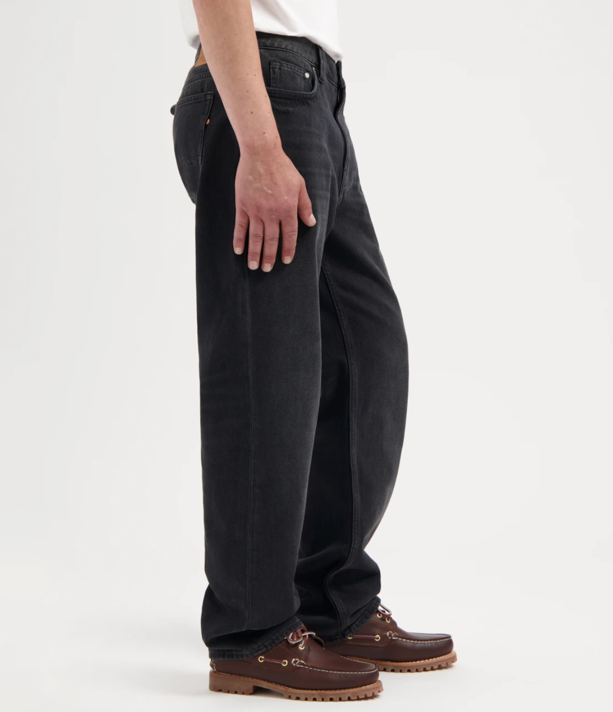 Kuyichi Larry Loose Smoky Noir Bio-Baumwolle Jeans Hose in schwarz