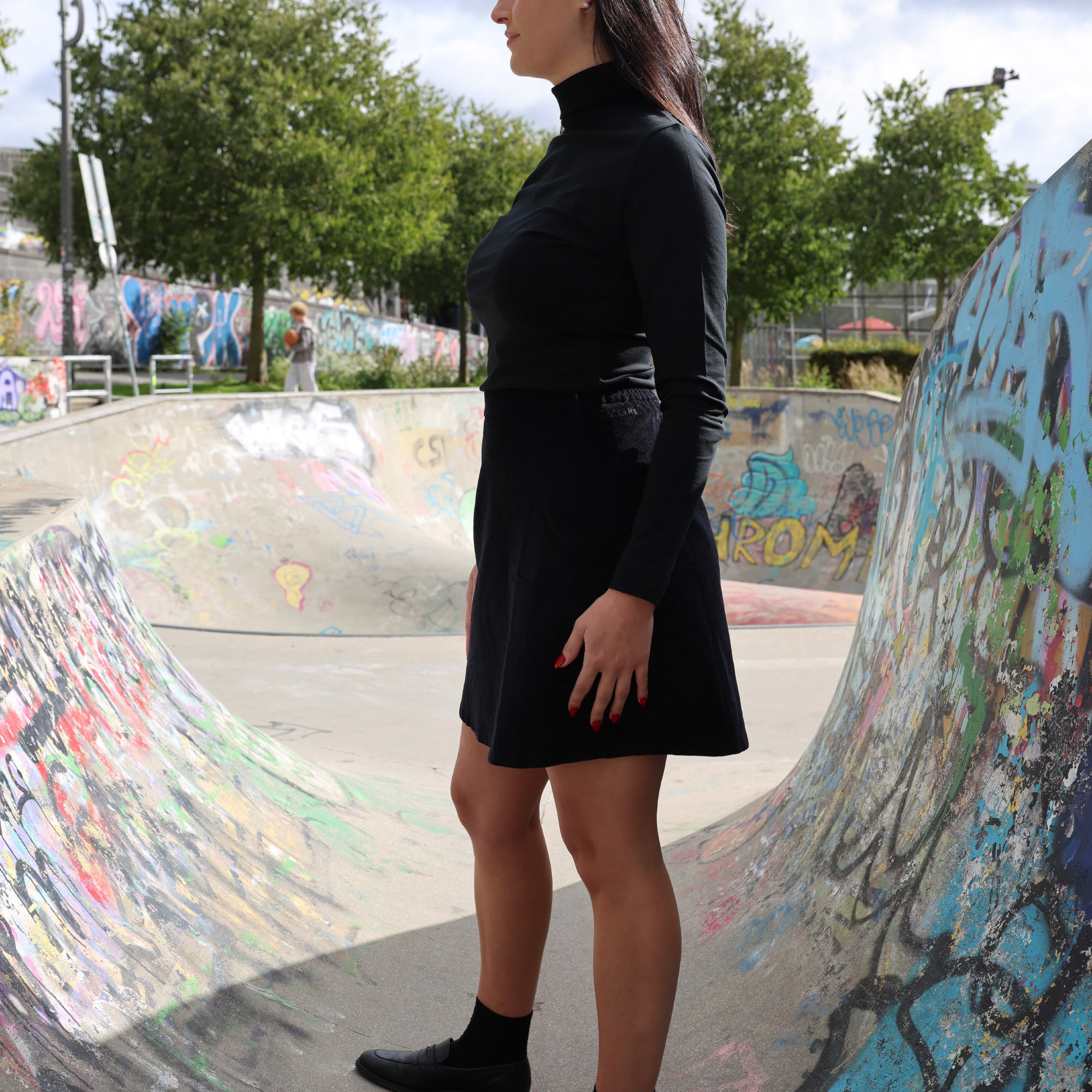 Mazine_corduroy_skirt_kort_rock_in_schwarz_aus_bio_Baumwolle