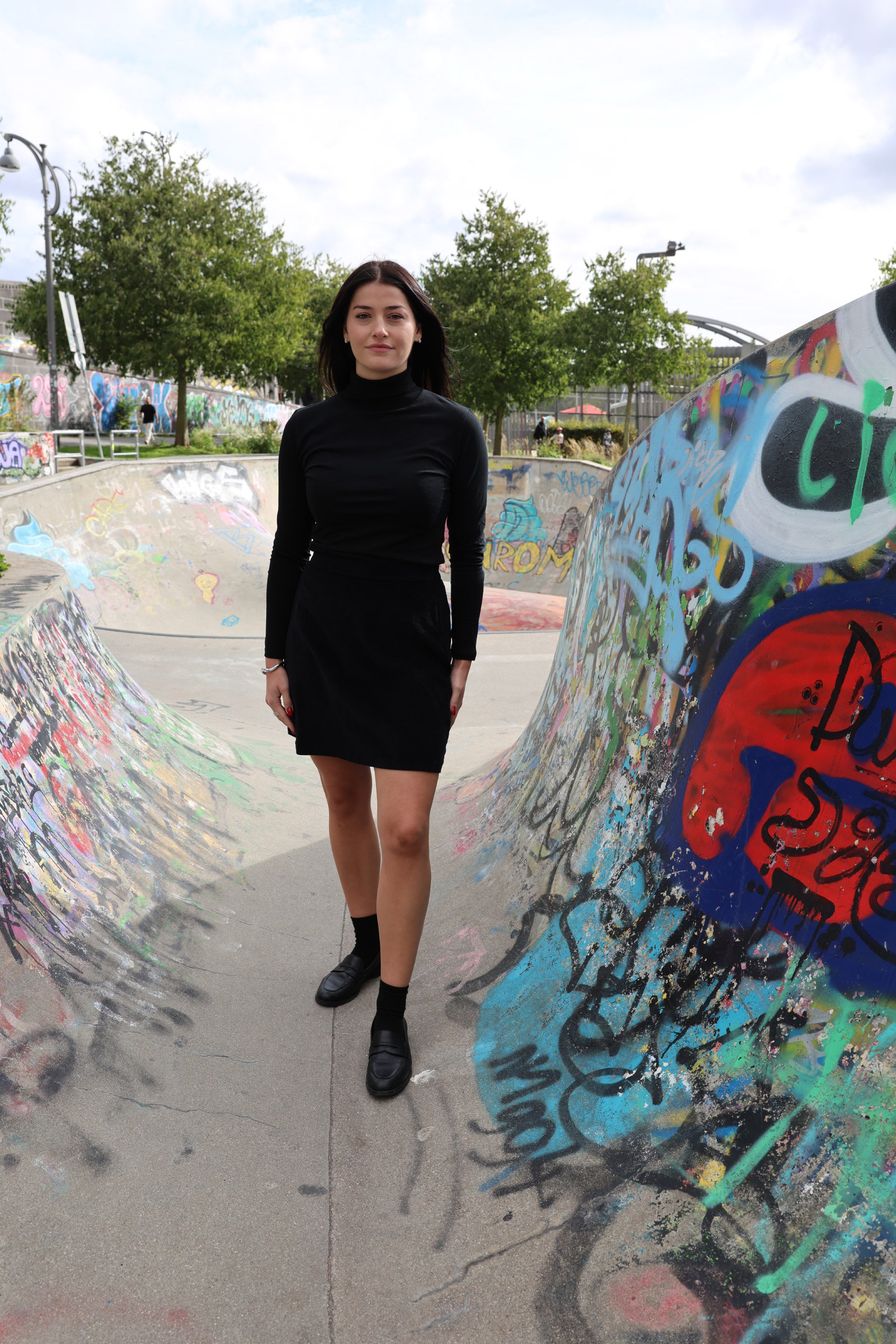 Mazine_corduroy_skirt_kort_rock_in_schwarz_aus_bio_Baumwolle