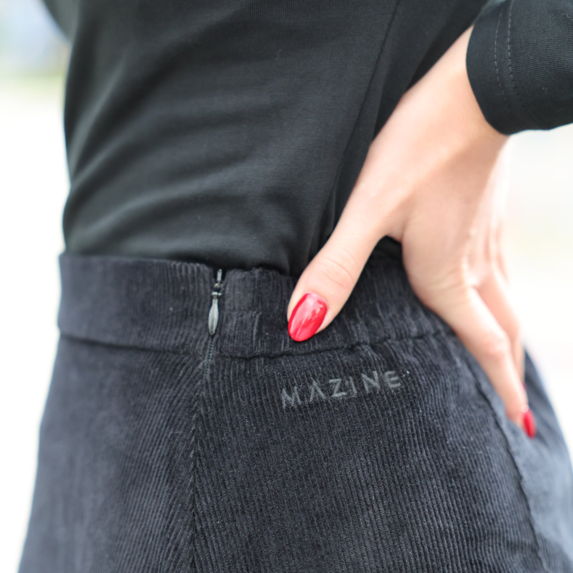 Mazine_corduroy_skirt_kort_rock_in_schwarz_aus_bio_Baumwolle