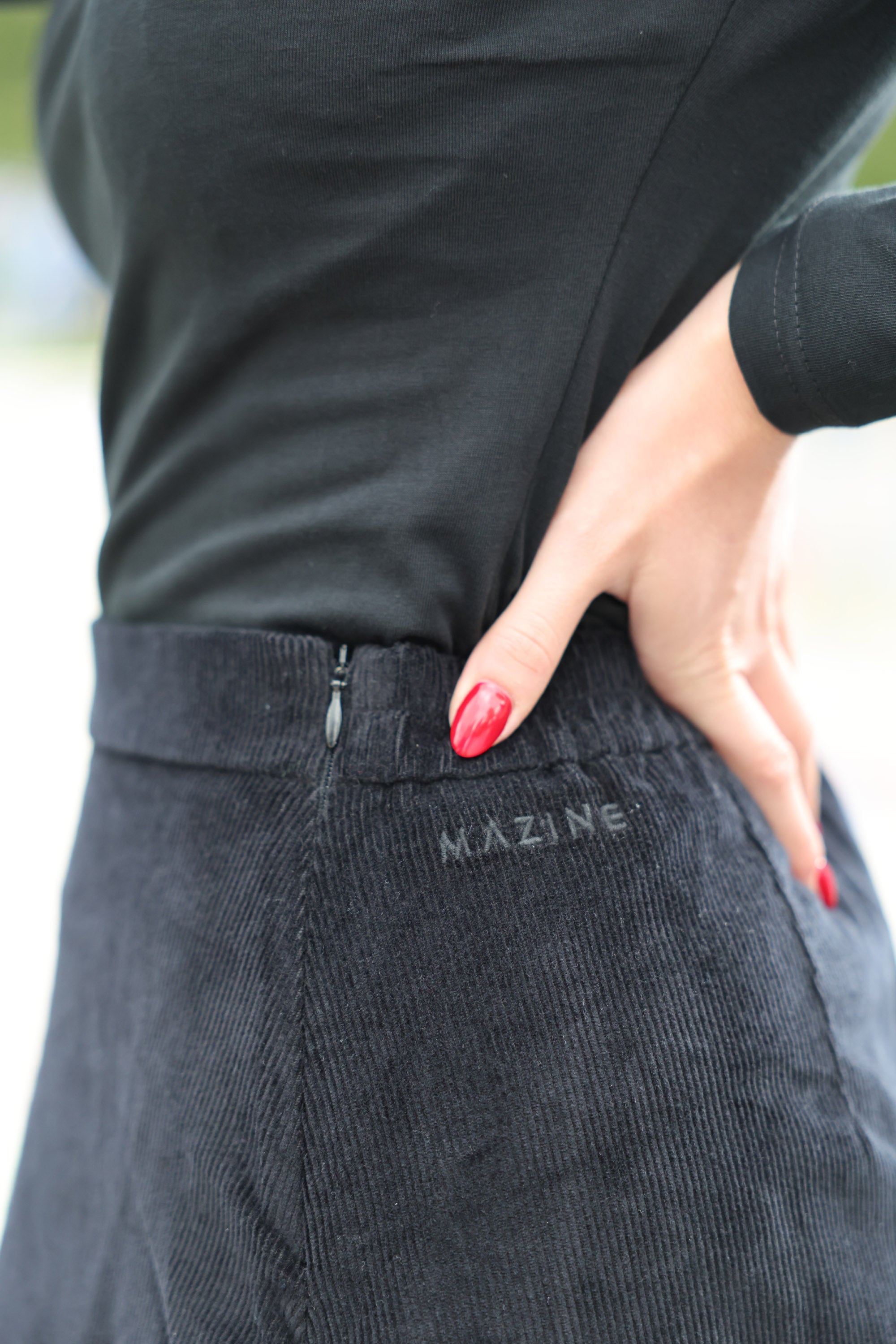 Mazine_corduroy_skirt_kort_rock_in_schwarz_aus_bio_Baumwolle