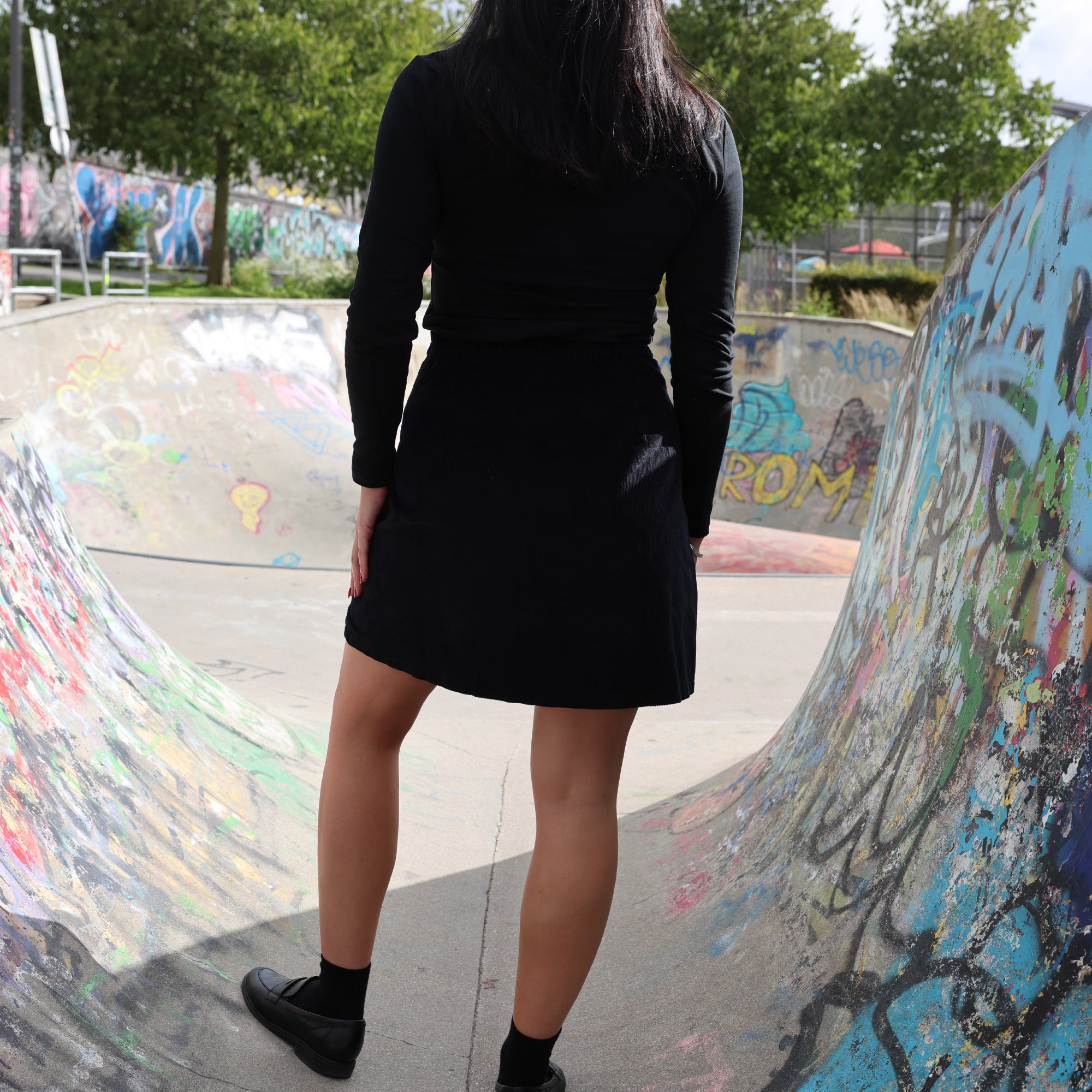 Mazine_corduroy_skirt_kort_rock_in_schwarz_aus_bio_Baumwolle