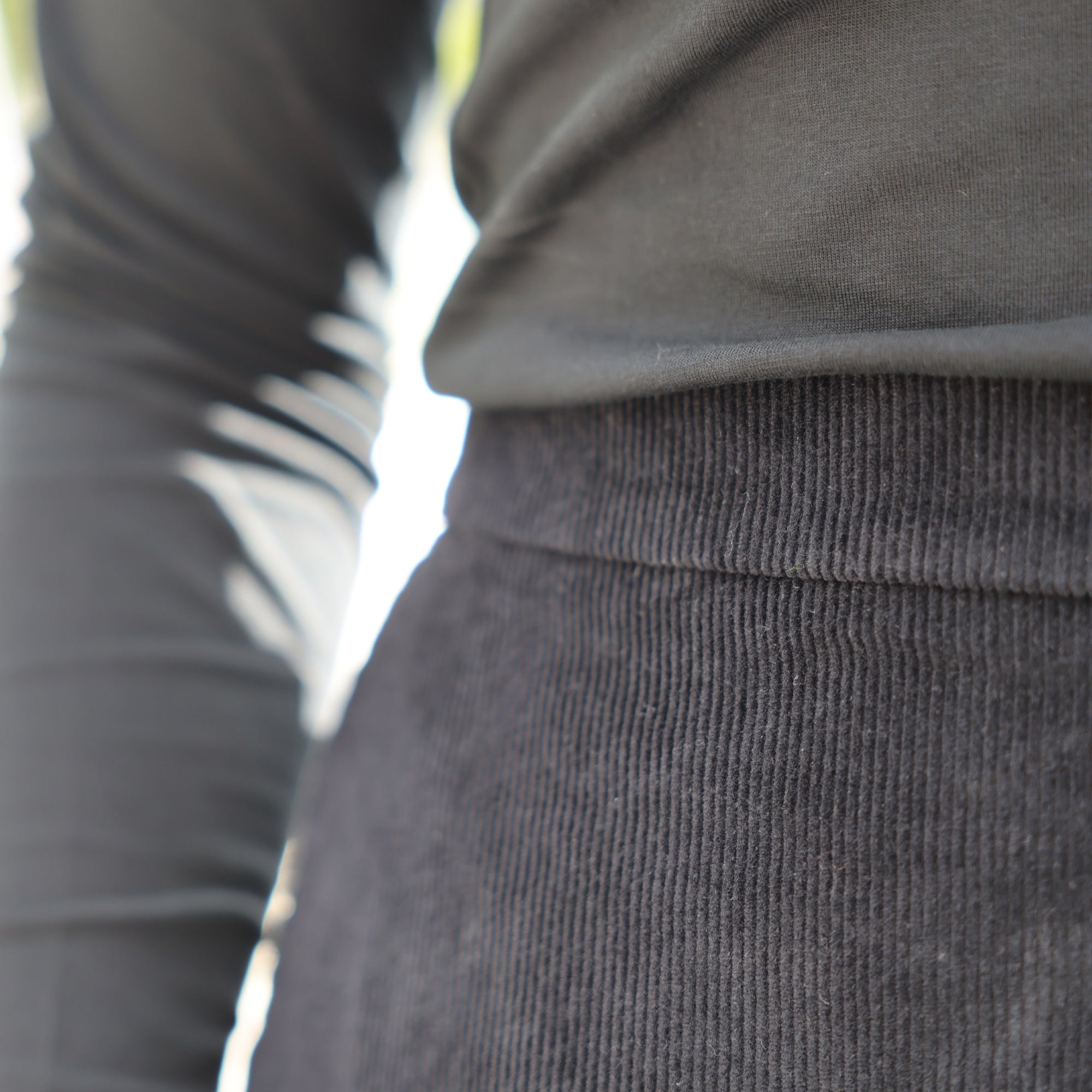 Mazine_corduroy_skirt_kort_rock_in_schwarz_aus_bio_Baumwolle