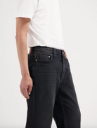 Kuyichi Larry Loose Smoky Noir Bio Baumwolle Jeans Hose in schwarz 