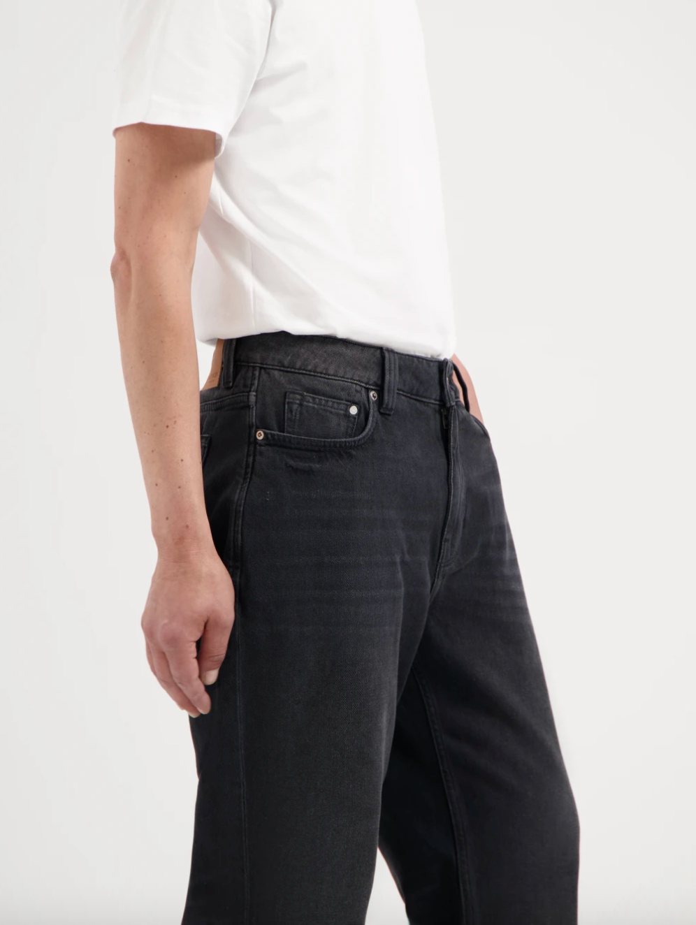 Kuyichi Larry Loose Smoky Noir Bio Baumwolle Jeans Hose in schwarz 