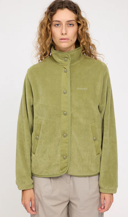 Loose_Fit_Fleece_Jacke_Gruen_Model