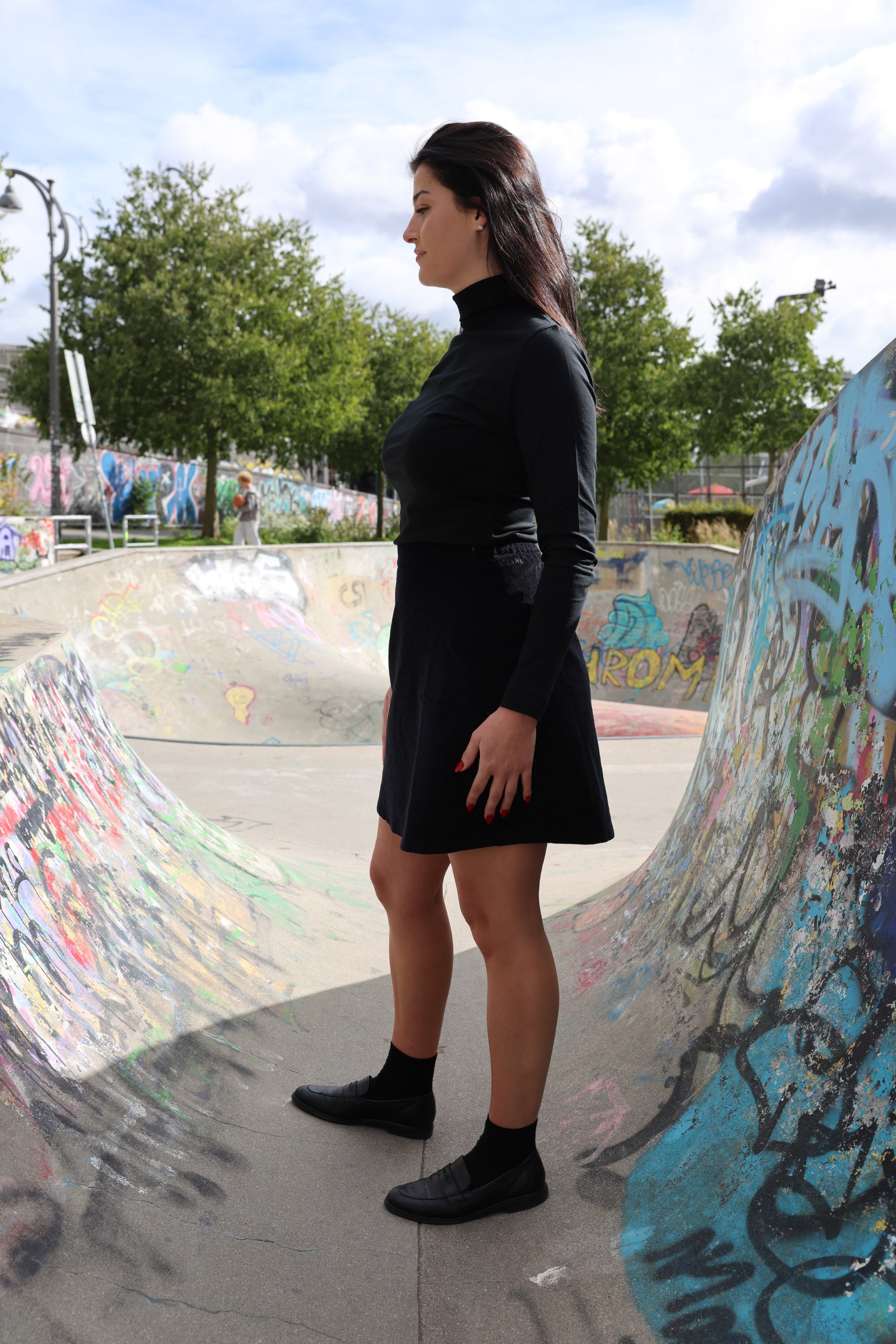 Mazine_corduroy_skirt_kort_rock_in_schwarz_aus_bio_Baumwolle