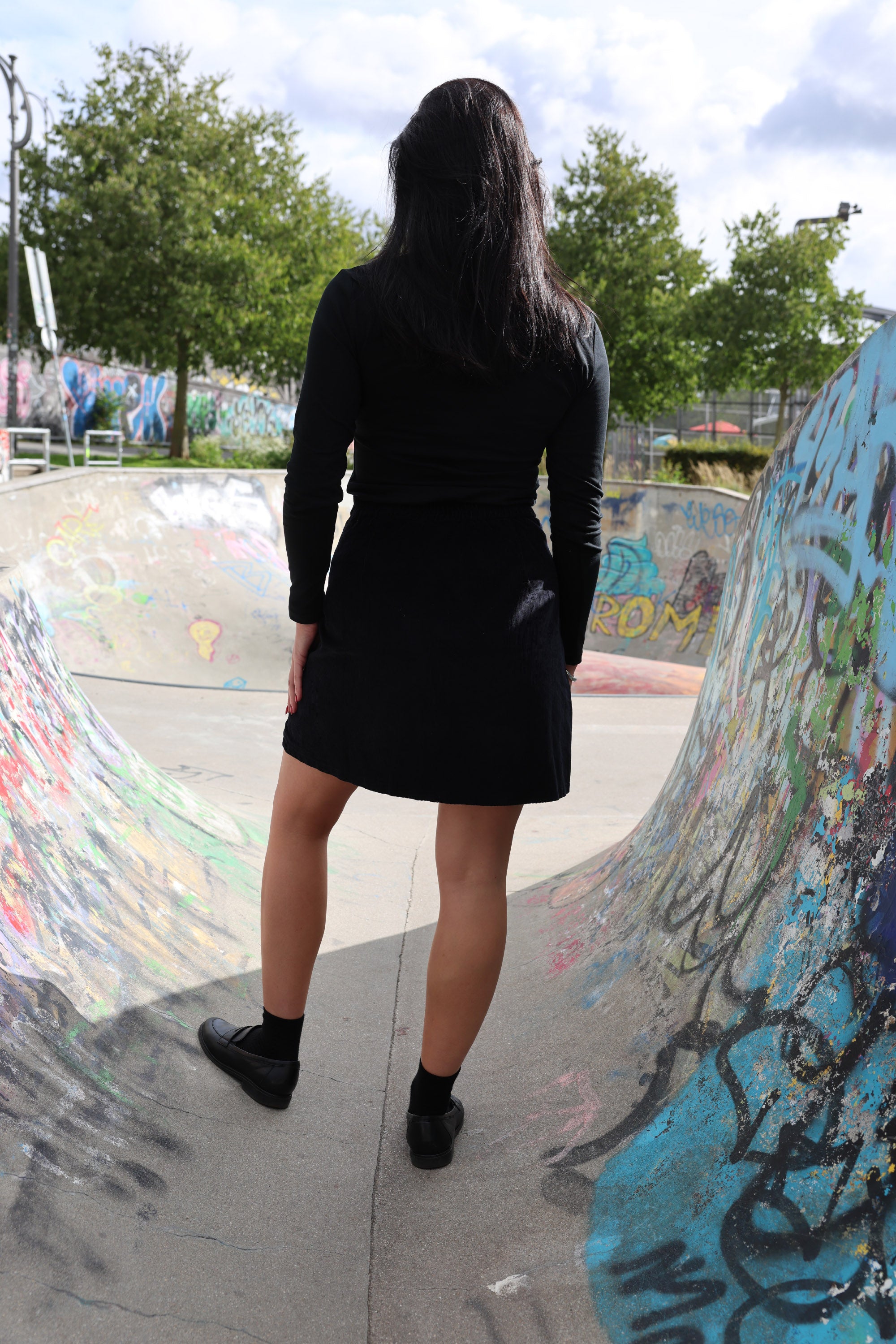 Mazine_corduroy_skirt_kort_rock_in_schwarz_aus_bio_Baumwolle