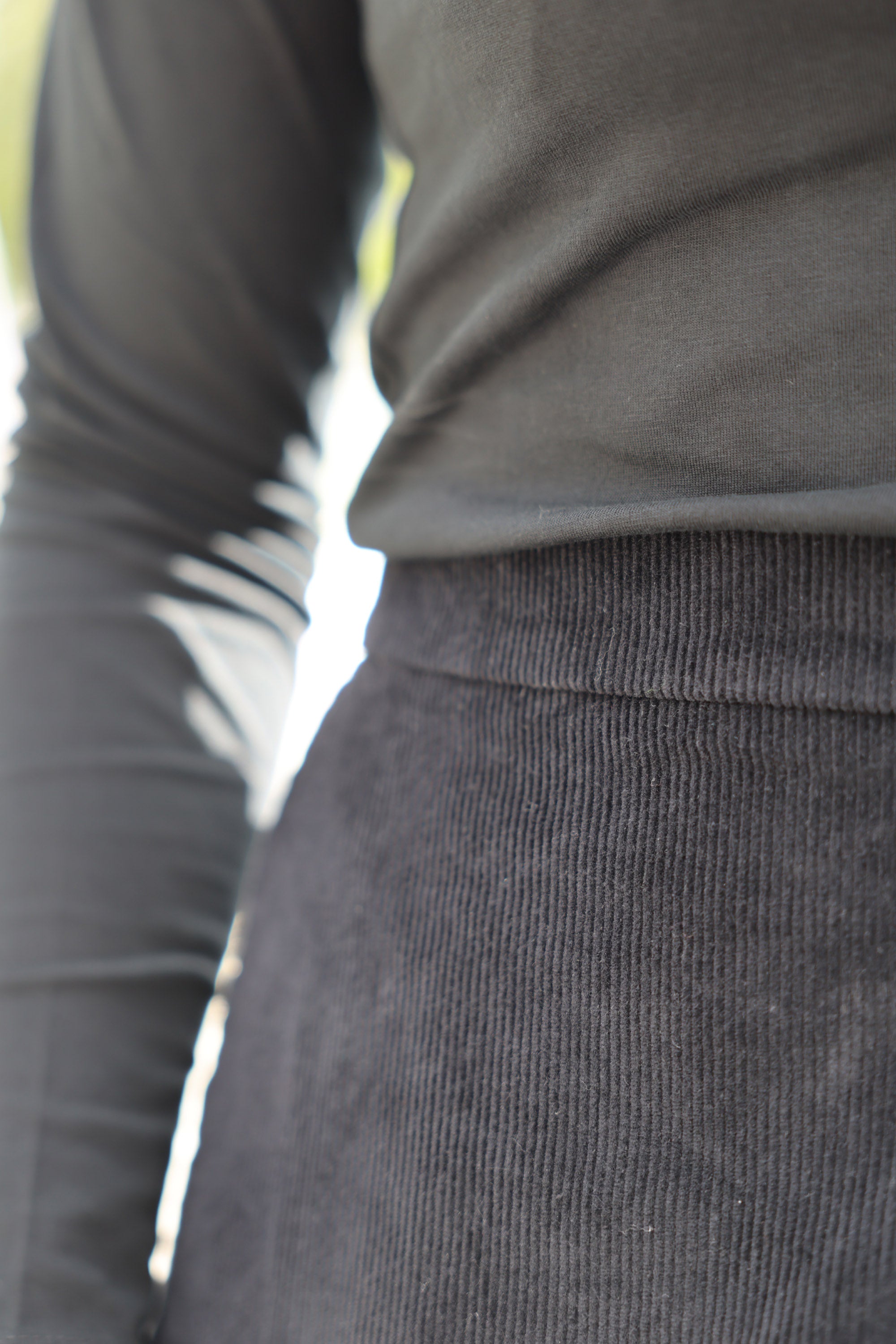 Mazine_corduroy_skirt_kort_rock_in_schwarz_aus_bio_Baumwolle